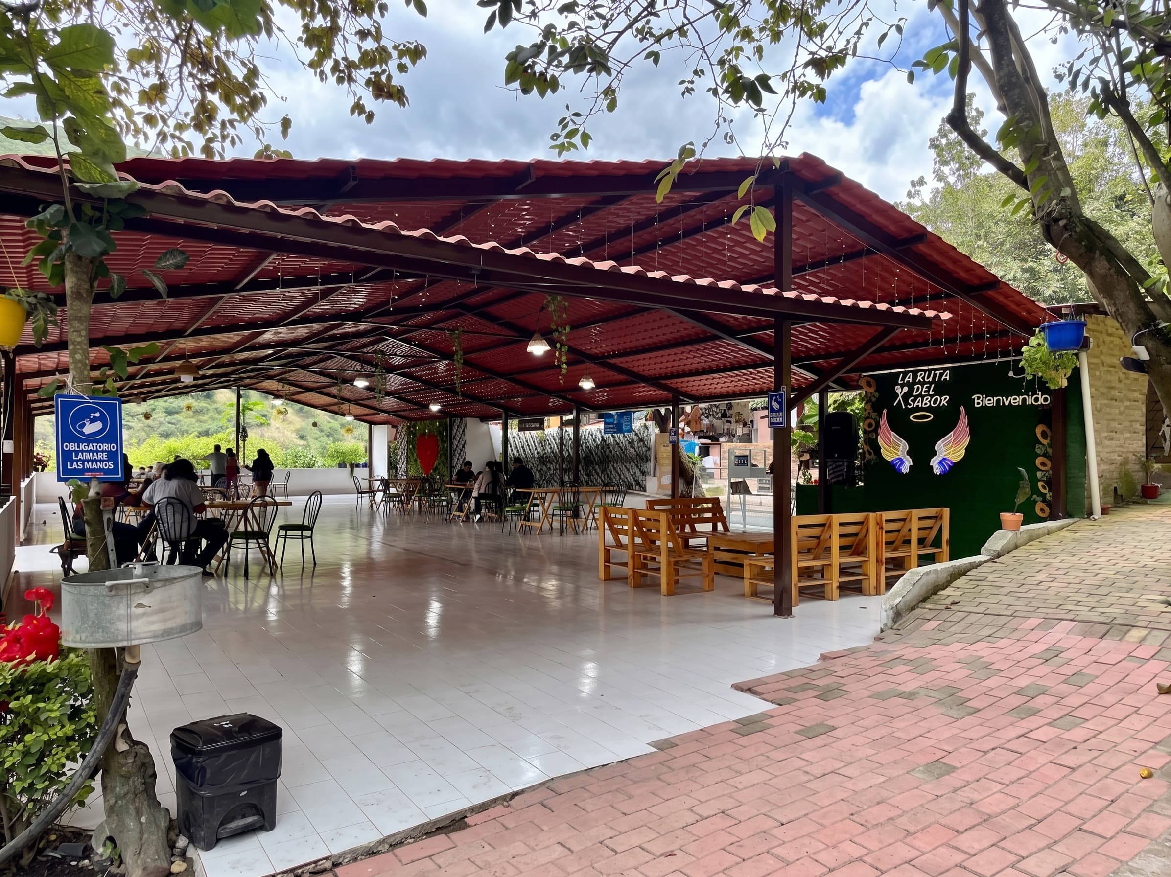 Terraza de La Ruta del Sabor con vista a la montaña