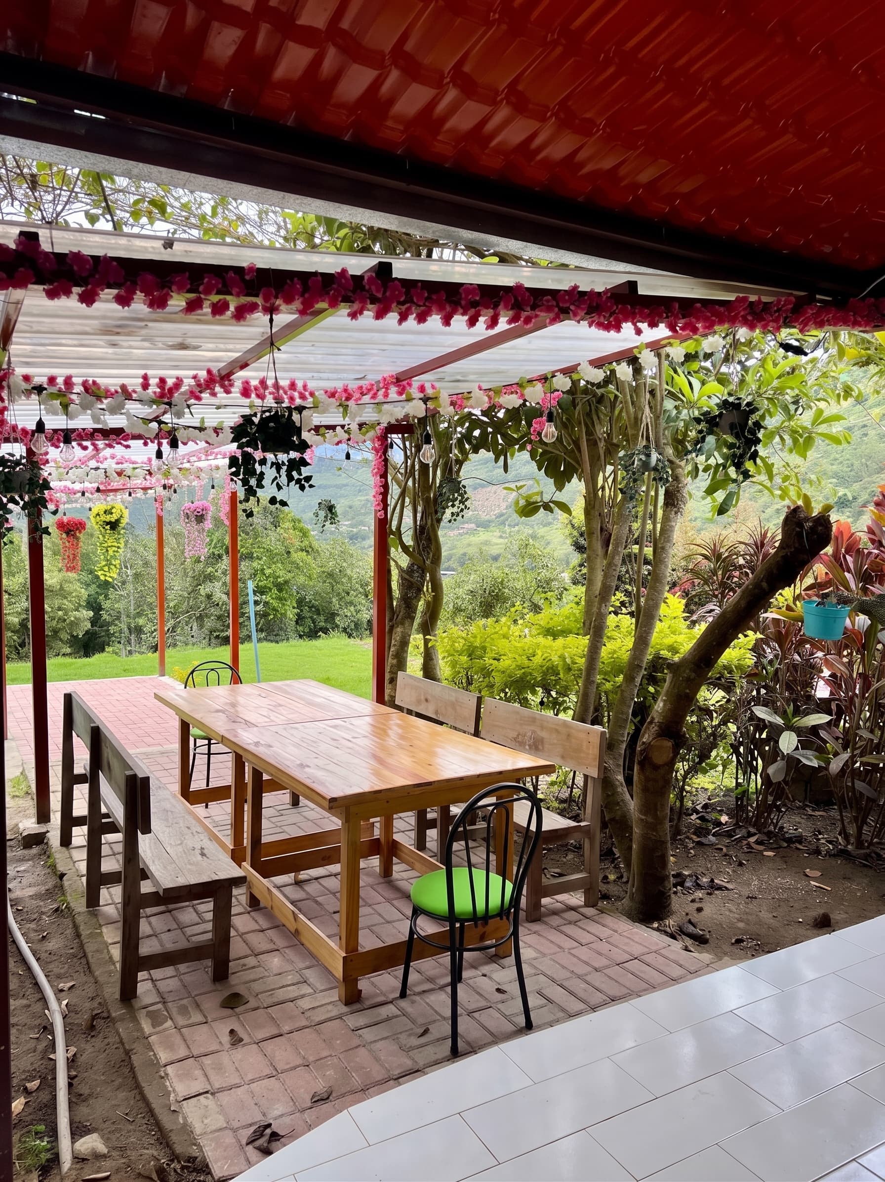 Área cubierta decorada del restaurante